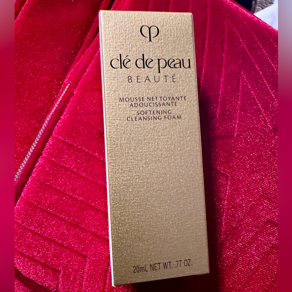 Softening & Hydrating Luxurious Clé de Peau Beauté Softening Cleansing Foam 20ml